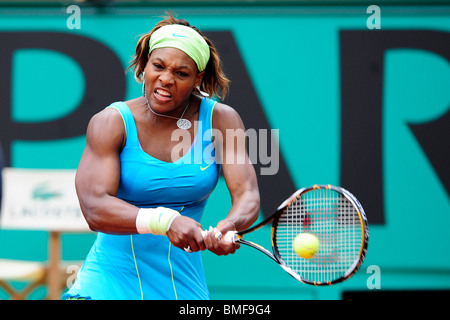 Serena Williams (USA) competono al 2010 francesi aperti Foto Stock