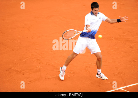 Novak Djokovic (SRB) competono al 2010 francesi aperti Foto Stock