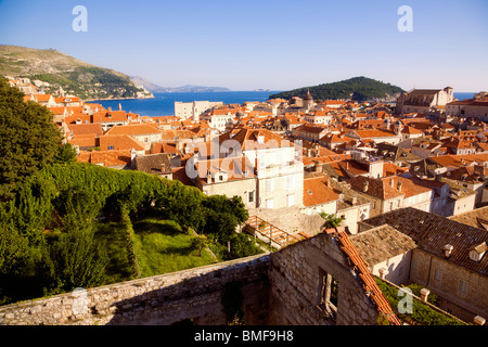 Vista di Dubrovnik dalla parete della città Foto Stock