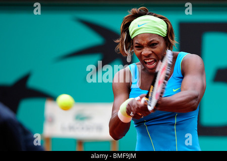 Serena Williams (USA) competono al 2010 francesi aperti Foto Stock