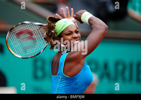 Serena Williams (USA) competono al 2010 francesi aperti Foto Stock