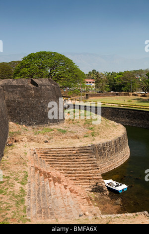 India Kerala, Palakkad, Tipu Sultan's Fort, a bult da Haider Ali nel 1766, bastioni orientale con una piccola imbarcazione nel fossato Foto Stock