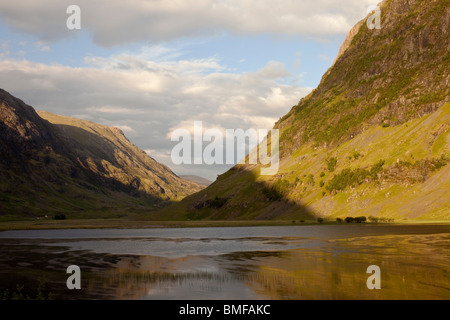 Glencoe immerso nella luce del vicino al sole di mezza estate Foto Stock