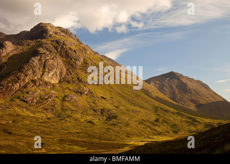 Glencoe immerso nella luce del vicino al sole di mezza estate Foto Stock