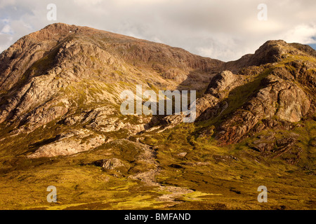 Glencoe immerso nella luce del vicino al sole di mezza estate Foto Stock