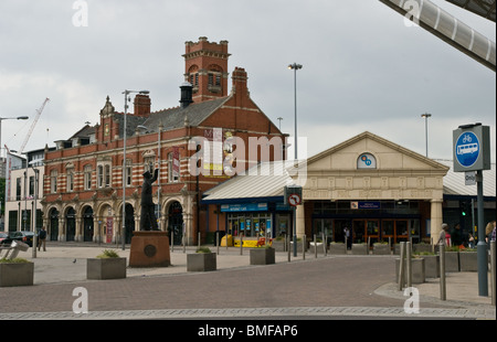 Piscina Prato stazione degli autobus e la vecchia stazione di fuoco edificio di Coventry City Centre Foto Stock