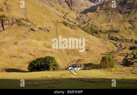 Glencoe immerso nella luce del vicino al sole di mezza estate Foto Stock