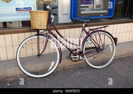 Bicicletta parcheggiata sul marciapiede Foto Stock