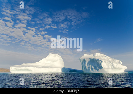Iceberg galleggianti in stretto di Gabriel vicino inferiore isole selvagge, Nunavut, Canada Foto Stock