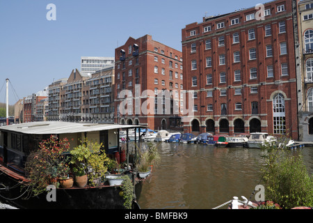 Vista del fiume Avon a Bristol, Inghilterra, Regno Unito, sul retro gallese, il centro città, i magazzini convertiti in edifici residenziali lungo il fiume Foto Stock