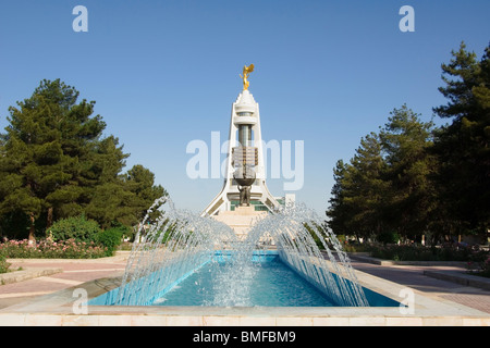 Arco della Neutralità e commemoriamo un monumento al terremoto del 1948, Aşgabat, Turkmenistan Foto Stock