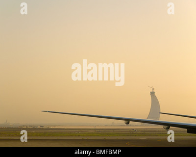 La mattina presto presso l'aeroporto internazionale di Abu Dhabi, Emirati arabi uniti Foto Stock