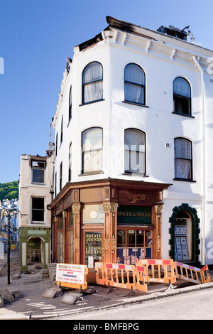 Dartmouth Center mostra Lower Street e rovine di negozi e appartamenti distrutti da un incendio nel maggio 2010, South Hams, Devon, Inghilterra, Regno Unito Foto Stock