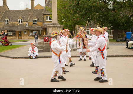 Gloucestershire Morris uomini dancing in Broadway, Cotswolds Foto Stock