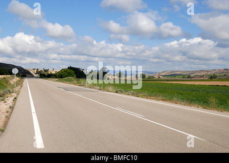 Strada rurale nei pressi di Huete, Provincia Cuenca, Castilla la Mancha, in Spagna Foto Stock