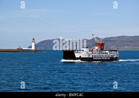 Caledonian MacBrayne traghetto per auto Loch Linnhe avvicinando Tobermory Mull da Kilchoan su a Ardnamurchan nelle Highlands della Scozia Foto Stock