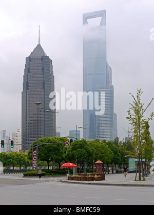 Gruppo di grattacieli con le nubi sulla loro sommità a Shanghai in Cina Foto Stock