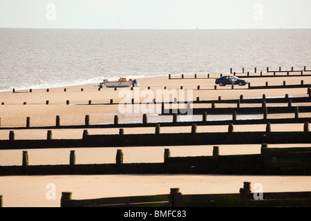 Spiaggia di FRINTON ON SEA ESSEX REGNO UNITO mostra il frangionde pennelli Foto Stock