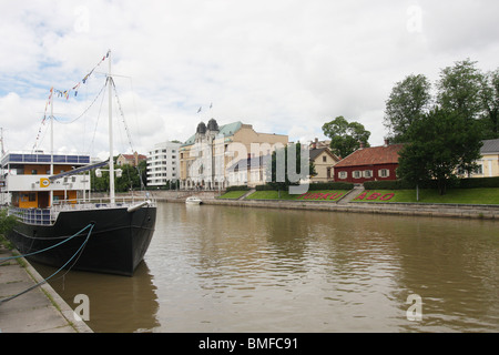 Il vecchio municipio e gli edifici sulle rive del fiume Aura in Turku Finlandia. Foto Stock