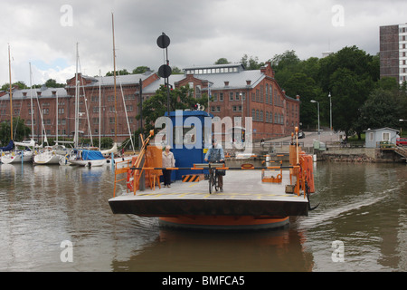 Traversata in traghetto del fiume Aura - il ciclo-pedonale in traghetto Turku Finlandia Foto Stock
