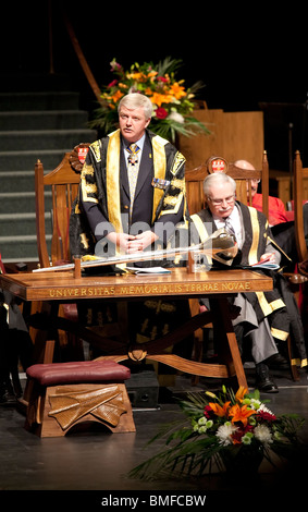 Generale Rick Hillier in veste di Cancelliere dell Università Memorial a una cerimonia di consegna dei diplomi. Foto Stock