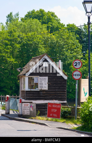 Casello Eling presso il ponte a pedaggio Eling Hampshire Inghilterra Foto Stock