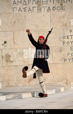 Le protezioni note come evzones marciare davanti la tomba del Soldato sconosciuto, Atene, Grecia Foto Stock