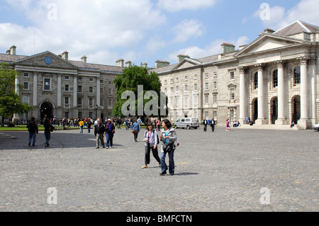 Il Trinity College di Dublino in Irlanda il fronte ovest e la Cappella Foto Stock