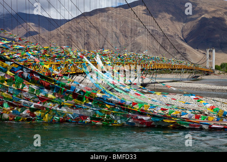 Bandiere di preghiera su un ponte sopra il Lhasa o Kyi-Chu fiume vicino a Lhasa, in Tibet Foto Stock