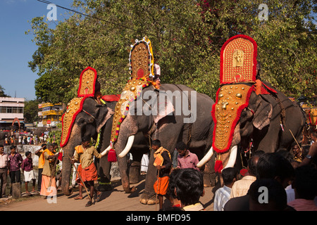 India Kerala, Adoor, Sree Parthasarathy temple, Gajamela festival, caparisoned elefanti nel rituale processione Foto Stock