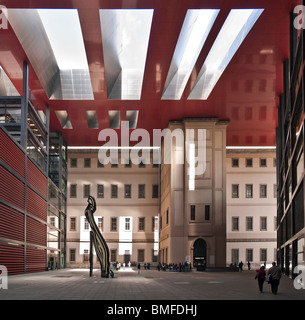 Parte del nuovo futuristico; ala progettato dall architetto Jean Nouvel presso il Centro de Arte Reina Sofia di Madrid, Spagna Foto Stock