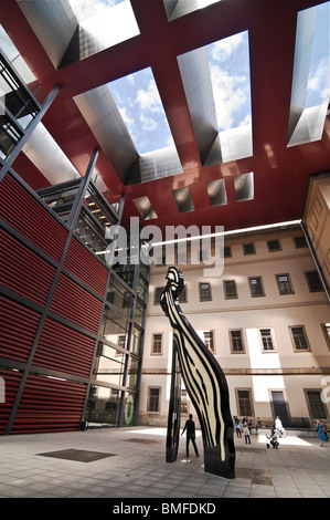 Parte del nuovo futuristico; ala progettato dall architetto Jean Nouvel presso il Centro de Arte Reina Sofia di Madrid, Spagna Foto Stock