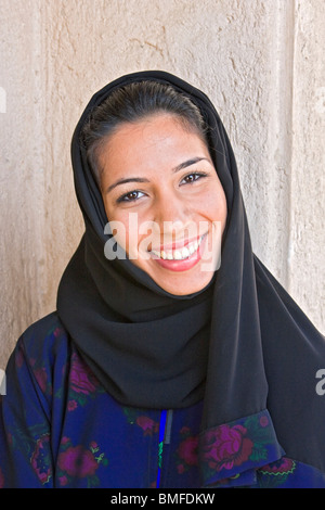 Giovane donna araba nel tradizionale hijab musulmano abito in Dubai, EAU. Foto Stock