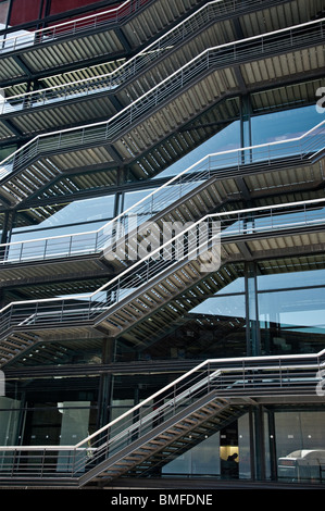 Parte del nuovo futuristico; ala progettato dall architetto Jean Nouvel presso il Centro de Arte Reina Sofia di Madrid, Spagna Foto Stock