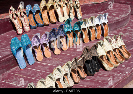 Pantofole in vendita nei souk (vecchio mercato) in Dubai, UAE. Foto Stock