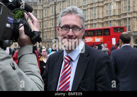 Ex-Liberal Democrat MP Lembit Opik su College Green durante il 2010 elezione, Westminster, London, SW1. Foto Stock