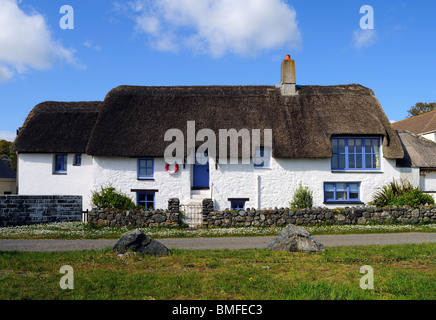 Un cottage con tetto di paglia a porthallow in cornwall, Regno Unito Foto Stock