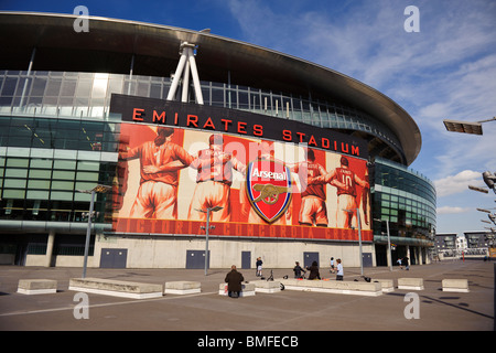 Vista dell'Arsenal Emirates Stadium che mostra di digital signage e protezione con artiglieri canon. Foto Stock