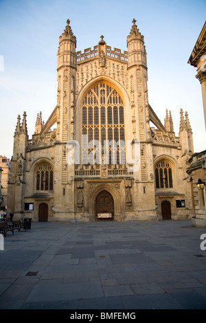 La chiesa abbaziale di sera tardi sun, bagno, Somerset, Inghilterra Foto Stock