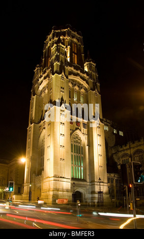 Wills Memorial Building di notte, auto sentieri di luce, Bristol, Regno Unito Foto Stock