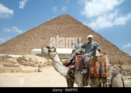 Due piloti del cammello davanti alla Grande Piramide di Cheope (Khufu) a Giza Egitto Foto Stock