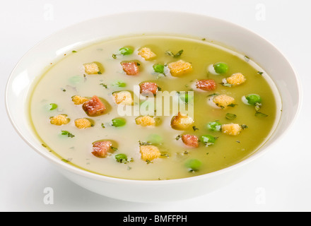 Zuppa di piselli con pancetta Foto Stock