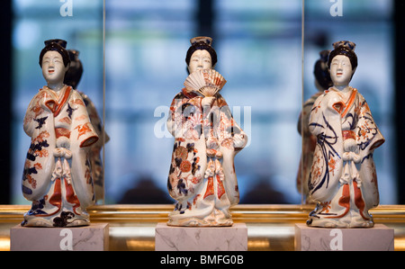 Signore giapponese su porcellana Imari, Museo delle porcellane in la collezione d'arte Dresdner Zwinger, Dresda, Germania Foto Stock