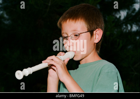 Giovane ragazzo giocando un registratore Foto Stock