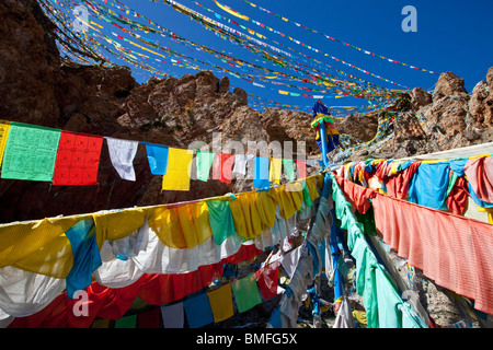 Bandiere di preghiera a Nam-tso lago in Tibet Foto Stock