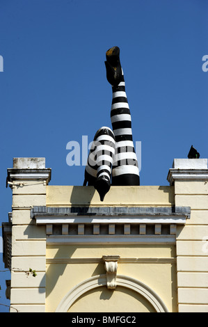 Gambe giganti capovolti in bianco e nero calze hooped sulla sommità del Duca di York cinema a Brighton Regno Unito Foto Stock