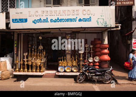 India Kerala, Calicut, Kozhikode, Palayam Road, rame Bazar, Fernandez Co esercenti la vendita di articoli in ottone Foto Stock