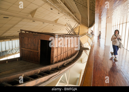 I turisti view King Khufu (Cheop's) barca solare in un proprio museo alla base della Grande Piramide di Giza, il Cairo, Egitto Foto Stock