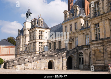 Il castello di Fontainebleau (16C) & Courtyard, Francia Foto Stock