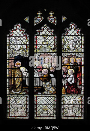 Una vetrata raffigurante la Dormizione di Santa Maria. Giace su un letto circondato dai dodici apostoli, St Mary's Church Cropredy, Oxfordshire Foto Stock